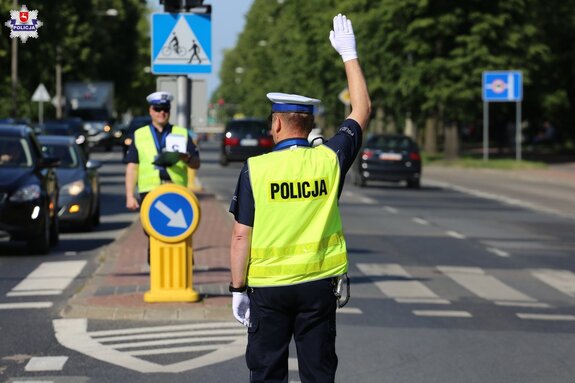 policjanci ruchu drogowego kierują ruchem