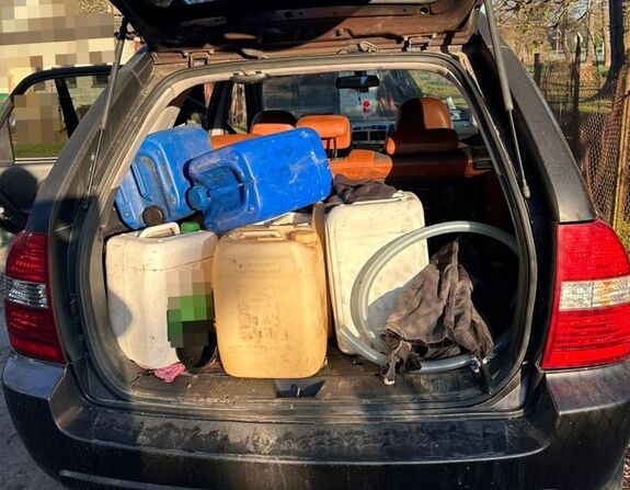 zbiorniki na paliwo w bagażniku samochodu osobowego