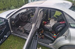 wnętrze audi którym uciekał  przed policjantami 28-latek