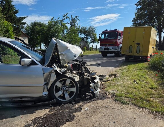 uszkodzone samochody na miejscu zdarzenia
