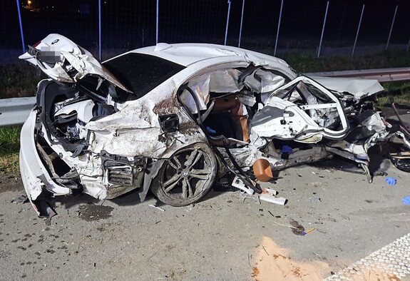 samochód osobowy marki BMW koloru białego uszkodzony po wypadku śmiertelnym