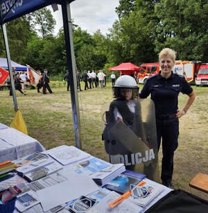 policjantka na stanowisku profilaktycznym podczas pikniku w Brzezinach