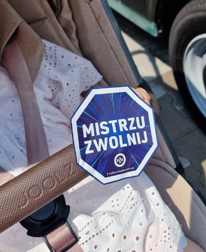naklejka na wózku z napisem Mistrzu Zwolnij