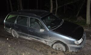 samochód pochodzący z kradzieży ugrzązł w błocie na leśnej drodze