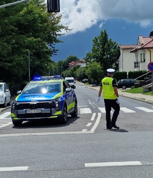 policjant na skrzyżowaniu kieruje ruchem