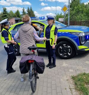 policjanta przeprowadza badanie trzeźwości rowerzystki