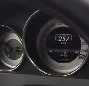 prędkościomierz mercedesa z prędkością jazdy 257km/h