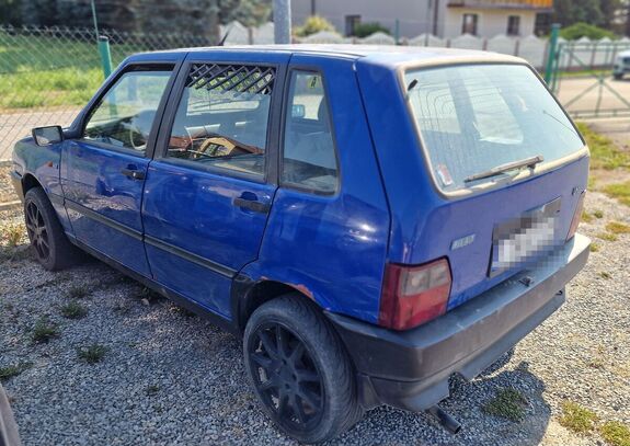 niebieski fiat uno