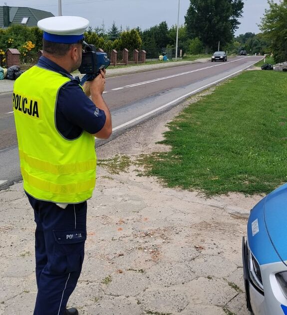 policjant dokonuje pomiaru prędkości