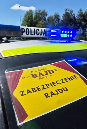 kartka na szybie radiowozu z napisem zabezpieczenie rajdu