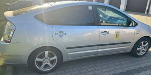 zabezpieczony samochód osobowy z logo taxi lublin na przednich drzwiach
