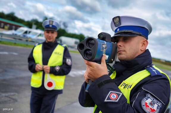 policjant mierzy prędkość