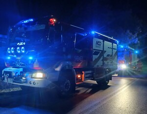 wozy strażackie podczas akcji poszukiwawczej w rejonie stawów hodowlanych w Zimnie