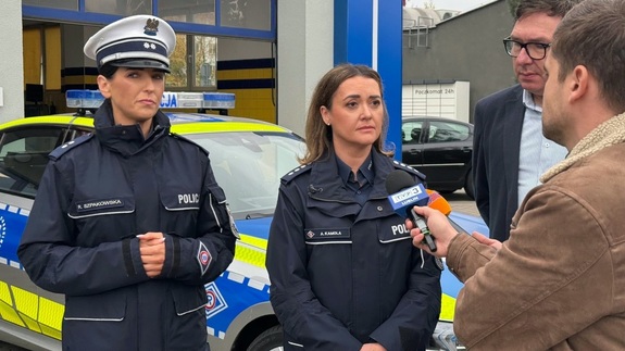 policjantki podczas brifingu prasowego