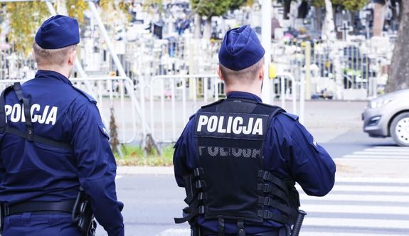 Policjanci dbający o bezpieczeństwo przy cmentarzu