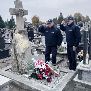 Funkcjonariusze oddający Hołd