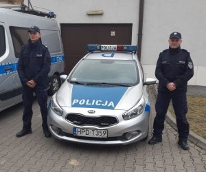 policjanci przy radiowozie