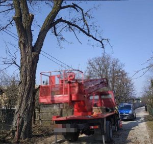 miejsce wypadku. Czerwony pojazd z drabiną oraz radiowóz.