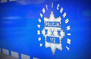 logo policji na radiowozie, napis Pomagamy i Chronimy