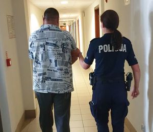 policjantka z zatrzymanym mężczyzną